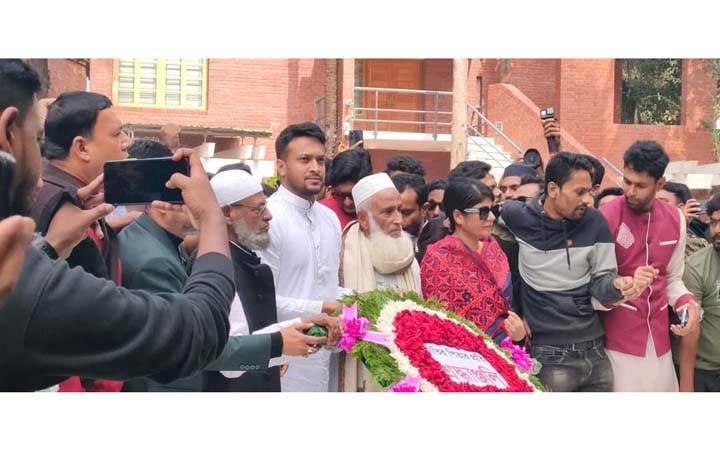 বঙ্গবন্ধুর সমাধিতে শ্রদ্ধা নিবেদনের মাধ্যমে সাকিবের নির্বাচনী প্রচারণা শুরু