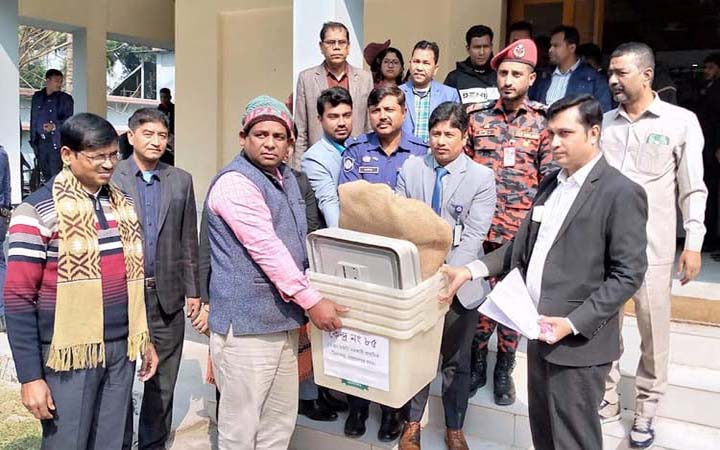 গোপালগঞ্জে নির্বাচনী  সামগ্রী পাঠানো হচ্ছে ভোট কেন্দ্রে
