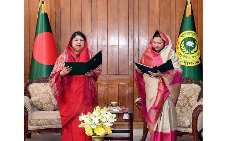 শপথ নিলেন নবনির্বাচিত সংসদ সদস্য নিলুফার আনজুম