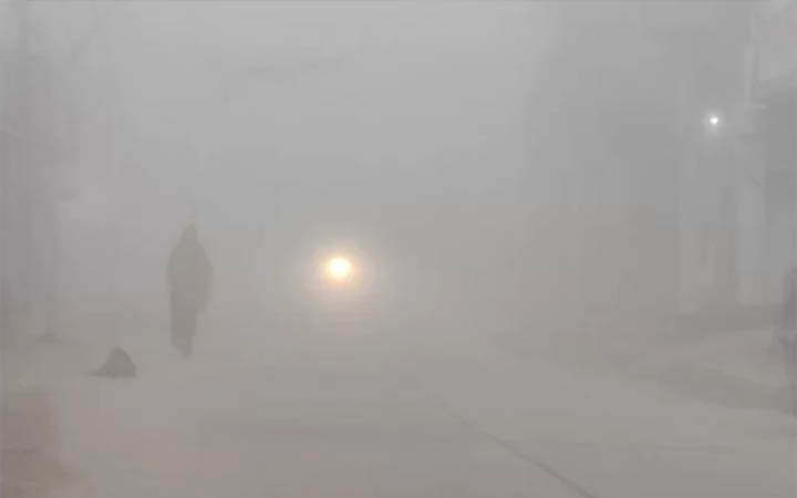 কুয়াশায় আচ্ছন্ন ঢাকার আকাশ