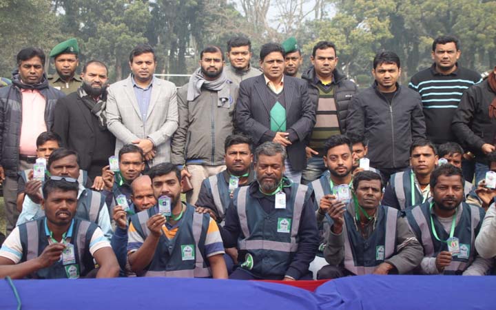 ক্যাম্পাসের ভ্যানচালকদের আইডি কার্ড ও ইউনিফর্ম দিল ইবি