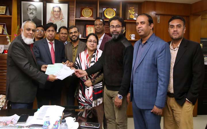 উপাচার্যের নিকট ইবিরি অর্থনীতি বিভাগের ‘ওবিই’ কারিকুলাম প্রদান