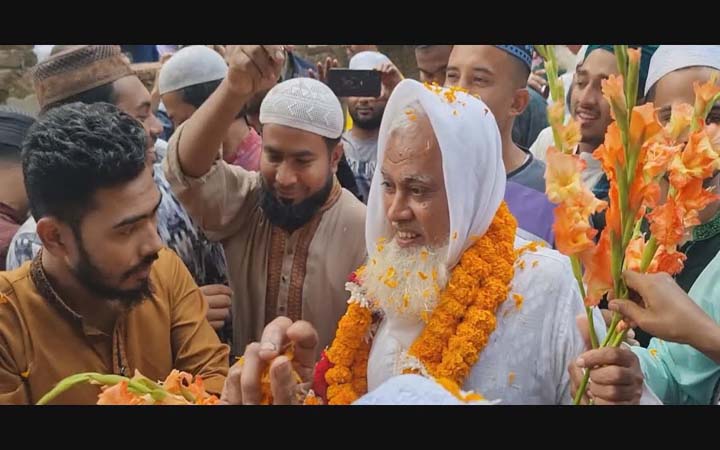 এক মসজিদে ৩৬ বছর খেদমত,মুয়াজ্জিন পেলেন রাজকীয় বিদায় সংবর্ধনা