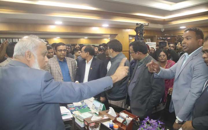 ইবিতে নিয়োগ নিয়ে উপাচার্যের কার্যালয়ে হট্টগোল-বাকবিতন্ডা, তদন্তে কমিটি