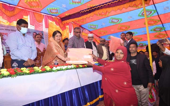 পীরগঞ্জের শানেরহাটে শীতার্ত মানুষের মাঝে স্পিকারের কম্বল বিতরণ