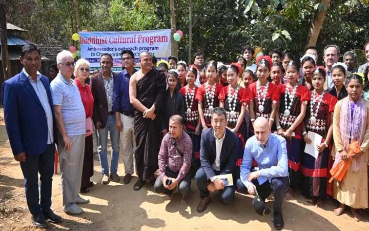 রামুর রাংকুট বনাশ্রম বৌদ্ধ বিহার পরিদর্শনে মুগ্ধ  কূটনীতিকরা