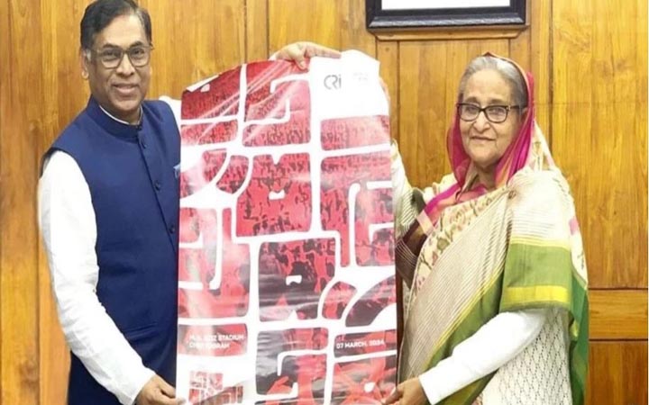 প্রধানমন্ত্রীর হাতে জয় বাংলা কনসার্টের ব্যানার-পোস্টার