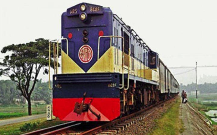 মুখোমুখি সংঘর্ষ থেকে রক্ষা পেল দুই ট্রেন