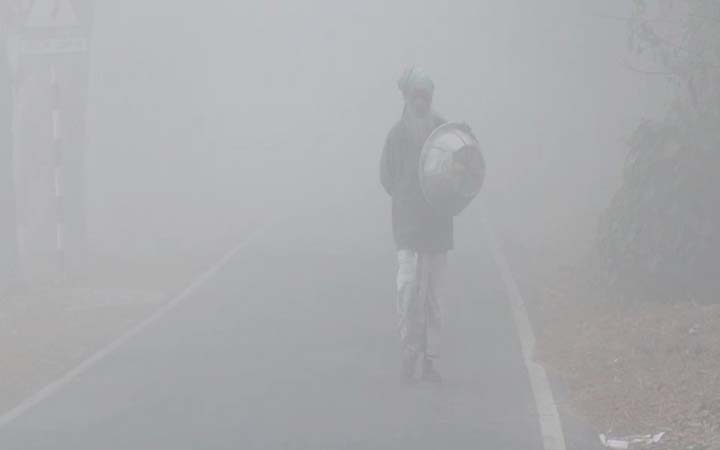 কুয়াশায় ঢাকা পড়েছে পঞ্চগড়, তাপমাত্রা ১১.৮ ডিগ্রি