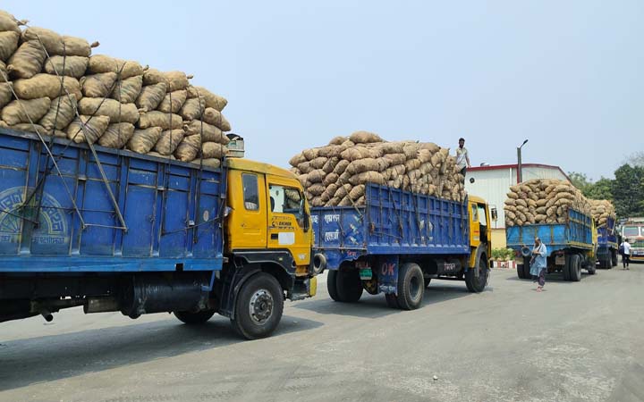 ঈদের ছুটি শেষে বাংলাবান্ধা স্থলবন্দরে আমদানি-রফতানি শুরু