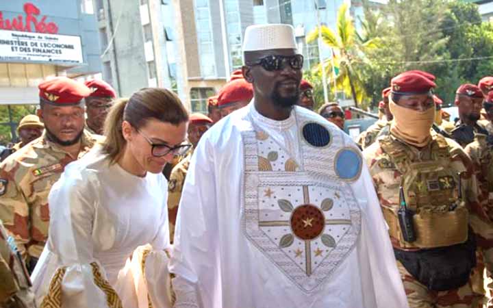 প্রেসিডেন্ট হিসেবে শপথ নিলেন গিনির সামরিক নেতা ডুম্বুয়া