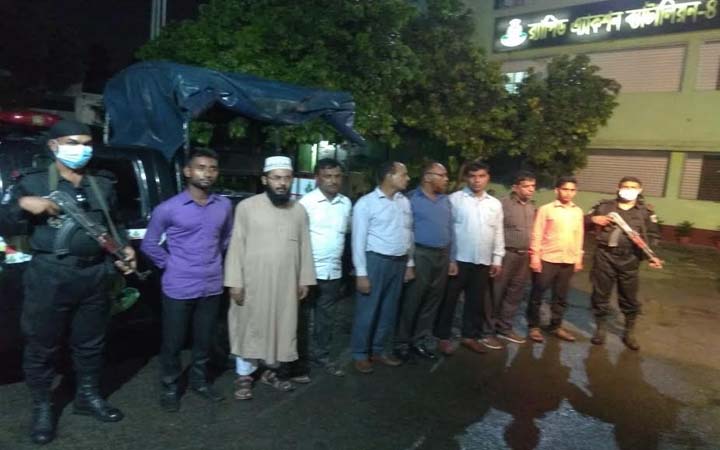 আশুলিয়ায় প্রতারক চক্রের ৮ সদস্য গ্রেফতার