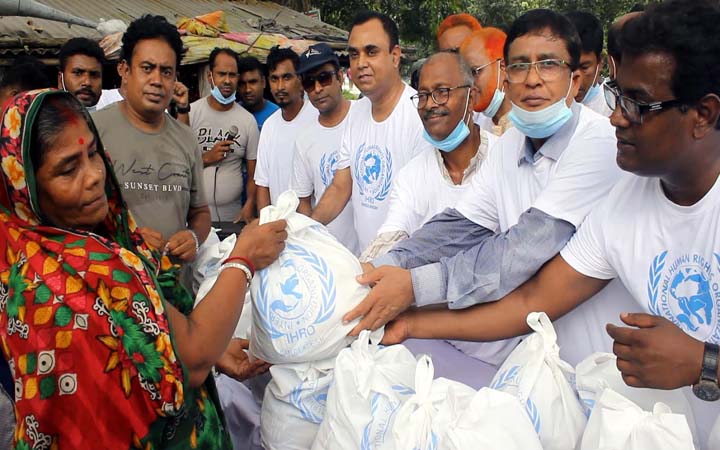 পাবনায় বন্যা দুর্গতদের মধ্যে খাদ্য সহায়তা