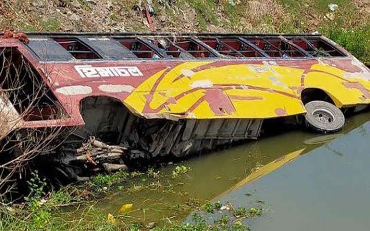 সাভারে বাস নিয়ন্ত্রণ হারিয়ে খাদে পড়ে ১৫ জন আহত