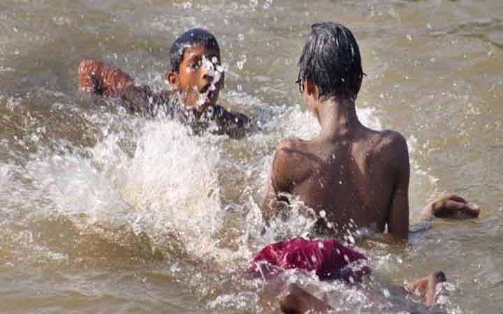 পাবনায় তীব্র গরমে অতিষ্ঠ জনজীবন