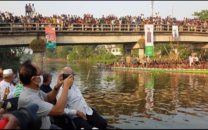 মাসব্যাপী আটঘরিয়ায় নৌকা বাইচ প্রতিযোগিতার চূড়ান্ত খেলা অনুষ্ঠিত