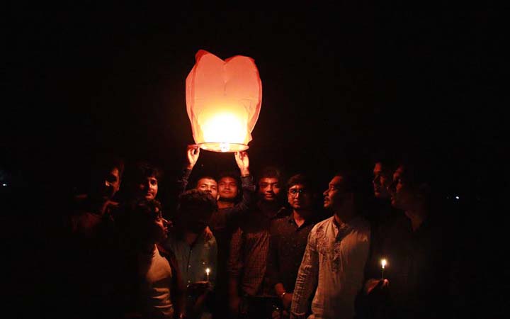 মোমবাতি-ফানুসে ইবিতে দীপাবলি উৎসব