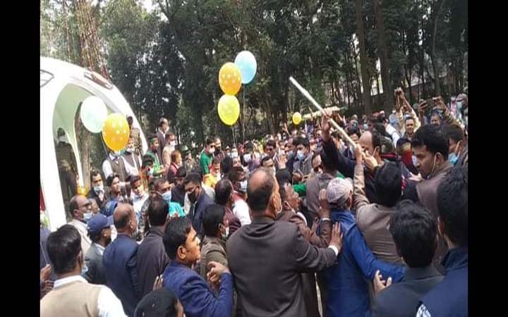 বিজয় দিবসে জুতা পায়ে বেদিতে উঠায় ইবি কর্মকর্তাদের মধ্যে সংঘর্ষ