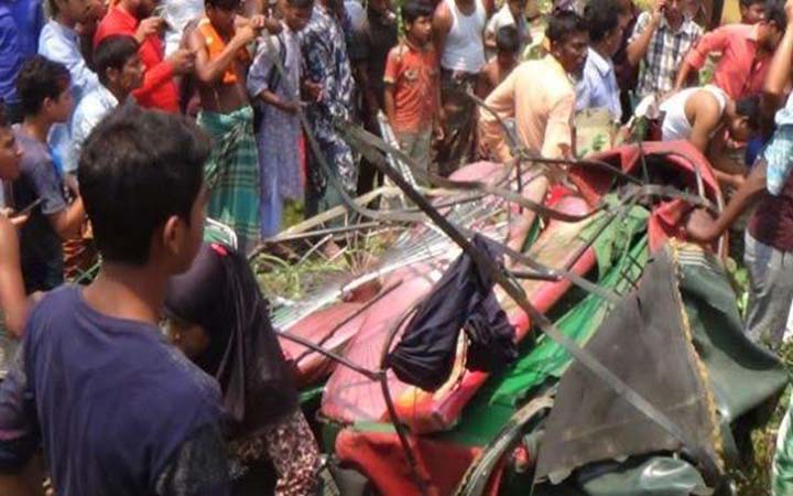 ঘাতক ট্রাক তিন ভাই-বোনের দাওয়াত খেতে দিল না