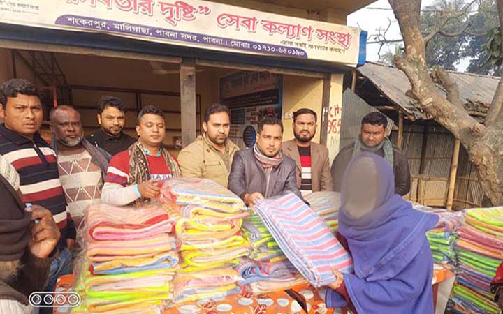 পাবনায় ‘মানবতার দৃষ্টি’র কম্বল বিতরণ
