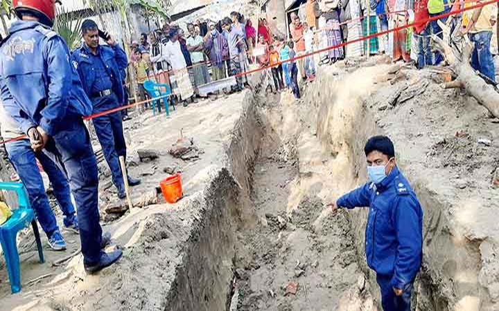 পাবনা’র সুজানগরে পরিত্যক্ত হ্যান্ড গ্রেনেডগুলো ডিসপোজাল করা হয়েছে