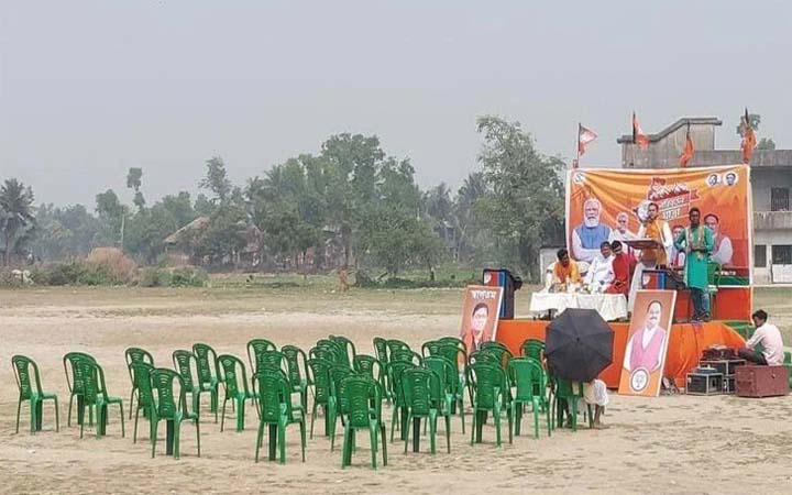 মঞ্চে বক্তব্য দিচ্ছেন বিজেপি নেতারা, মাঠে চেয়ারগুলো ফাঁকা!