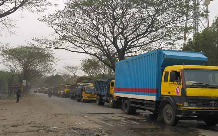 স্থানীয়দের কর্তৃক বাস সুপারভারইজরকে মারধর, কুষ্টিয়া-খুলনা সড়কে দীর্ঘ যানজট