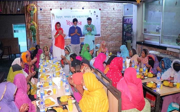 ফেসবুক গ্রুপ "অল ইন ওয়ান প্লাটফর্ম-একের ভিতরে সব" এর উদ্যোগে ছিন্নমূলদের নিয়ে ইফতার মাহফিল