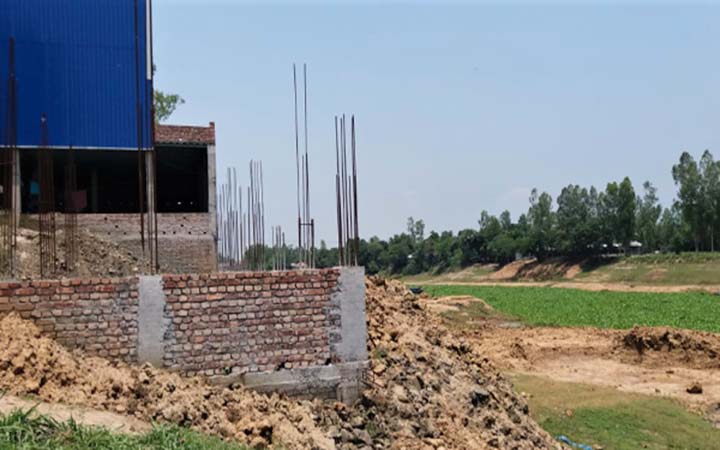 পাবনার ভাঙ্গুড়ায় ঐতিহ্যবাহী গুমানি নদী দখলের উৎসব চলছে