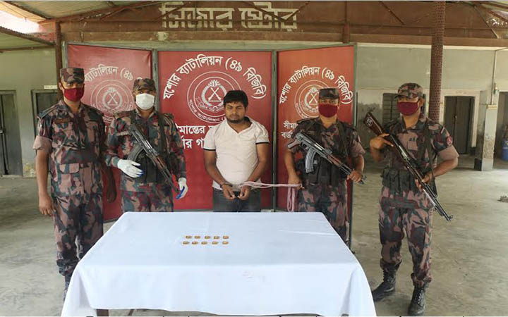 যশোরে বাস থেকে ১০ টি স্বর্ণের বার উদ্ধার, আটাক ১