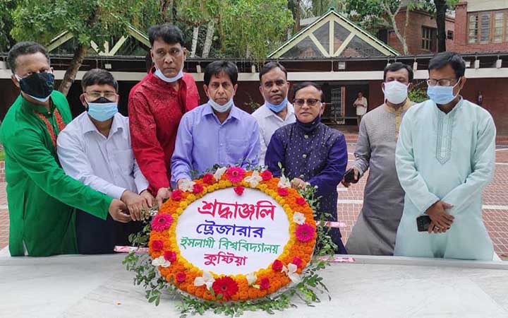 টুঙ্গিপাড়ায় বঙ্গবন্ধুর সমাধিসৌধে ইবি ট্রেজারারের শ্রদ্ধাঞ্জলি নিবেদন