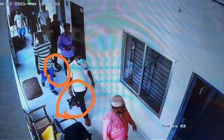 আ’লীগ নেতাদের অস্ত্রের মহড়া,অস্ত্রের লাইসেন্স বাতিলের সুপারিশ