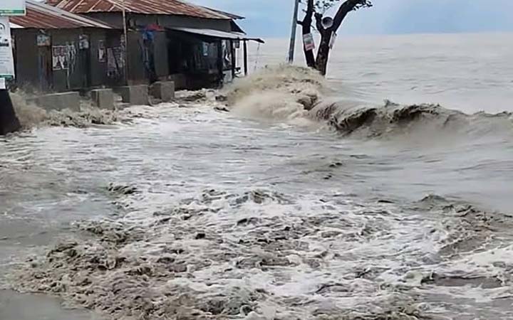 হাতিয়াতে নিম্নচাপে ১২৫টি ঘর ক্ষতিগ্রস্ত