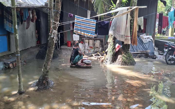 নোয়াখালীতে ২ লাখ মানুষ পানিবন্দি, দুভোর্গ ফুরাচ্ছে না