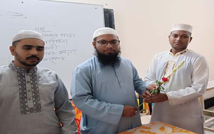 ছাত্রশিবিরের ফুলেল শুভেচ্ছায় সাতক্ষীরা আলিয়া মাদ্রাসার নবনিযুক্ত শিক্ষক-শিক্ষিকাদের বরণ