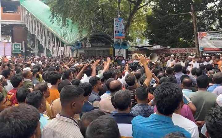 প্রেসক্লাবের সামনের সড়কে অটোরিকশা চালকদের অবরোধ