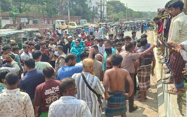 মোহাম্মদপুরে অটোরিকশা চালকদের সড়ক অবরোধ
