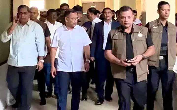 হঠাৎ শিশু হাসপাতালে প্রধানমন্ত্রী, চিকিৎসককে বরখাস্তের নির্দেশ