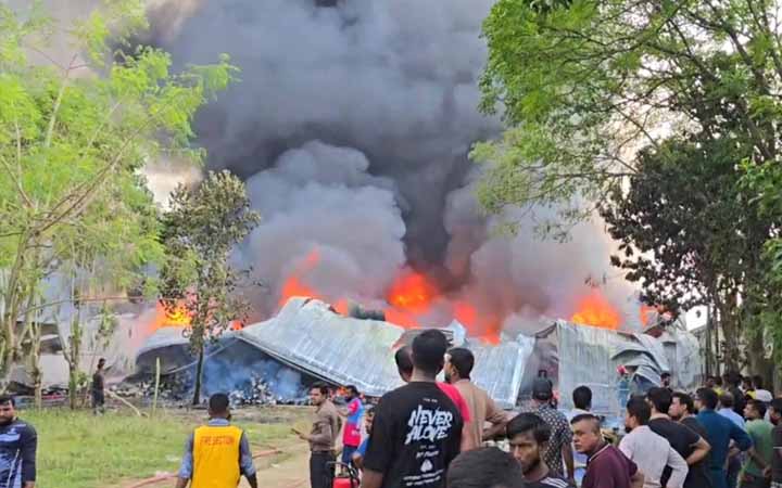 পোশাক কারখানার গুদামে আগুন, নিয়ন্ত্রণে ফায়ার সার্ভিসের ৯টি ইউনিট