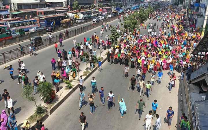 রাজধানীতে শ্রমিকদের সড়ক অবরোধ