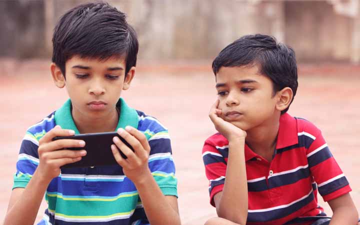 ১৩ বছরের আগে শিশুদের হাতে স্মার্টফোন দিলে বাড়বে ঝুঁকি