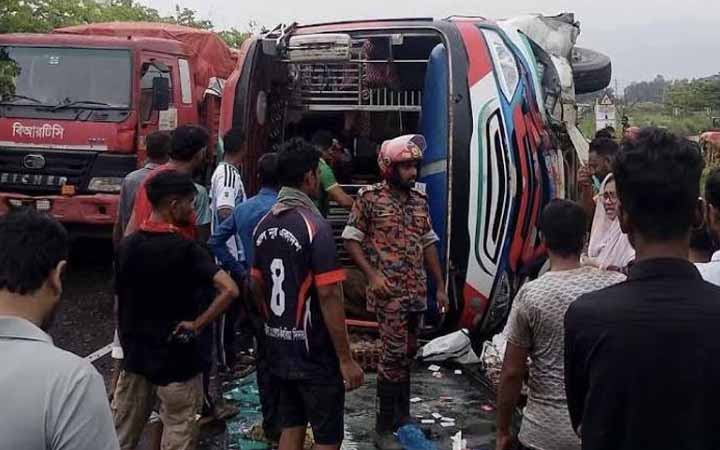 ঢাকা-মাওয়া এক্সপ্রেসওয়েতে বাস উল্টে আহত ৭