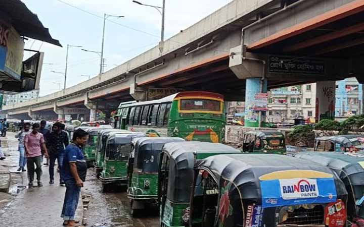 গ্যাস সংকটে রাজধানীর সিএনজি স্টেশনে দীর্ঘ সারি