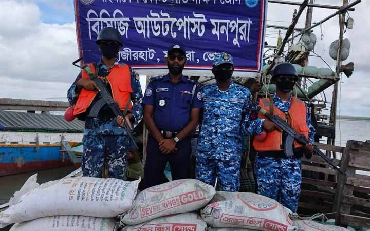 পাচারকালে ৪৫০ বস্তা সিমেন্ট ও সার জব্দ করেছে কোস্ট গার্ড