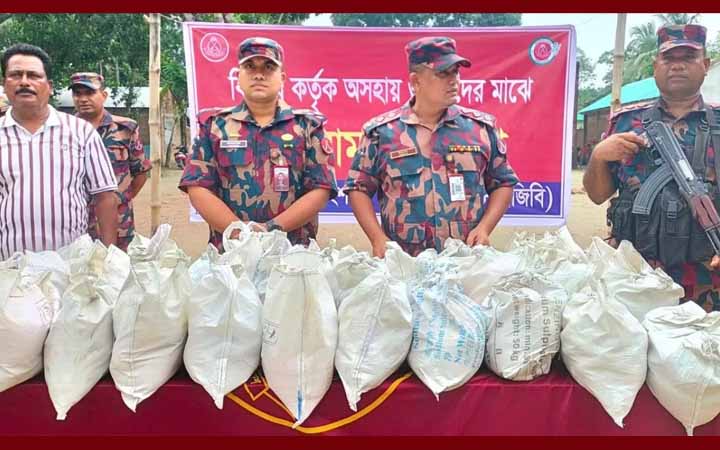 অতিবৃষ্টিতে ক্ষতিগ্রস্তদের পাশে বিজিবি