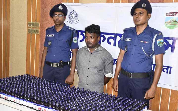 পাবনায় ৫০০ বোতল ফেনসিডিলসহ মাদক ব্যবসায়ী গ্রেপ্তার