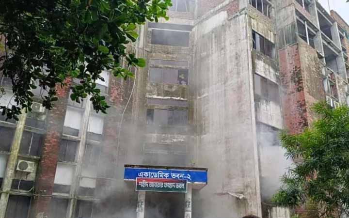 রোকেয়া বিশ্ববিদ্যালয়ে অগ্নিকাণ্ড: ৩ সদস্যের তদন্ত কমিটি গঠন