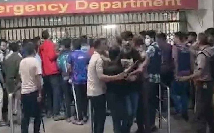 ঢামেক কমপ্লিট শাটডাউনের আল্টিমেটাম চিকিৎসকদের