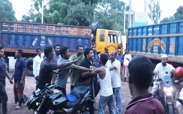 তেল নিয়ে পাম্প কর্মীদের সাথে বাইকারদের হাতাহাতি