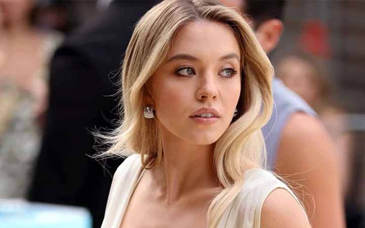 দীর্ঘদিনের প্রেমের কথা প্রকাশ করলেন হলিউড অভিনেত্রী সিডনি সুইনি